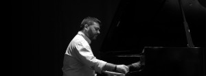 David Postigo tocando el piano